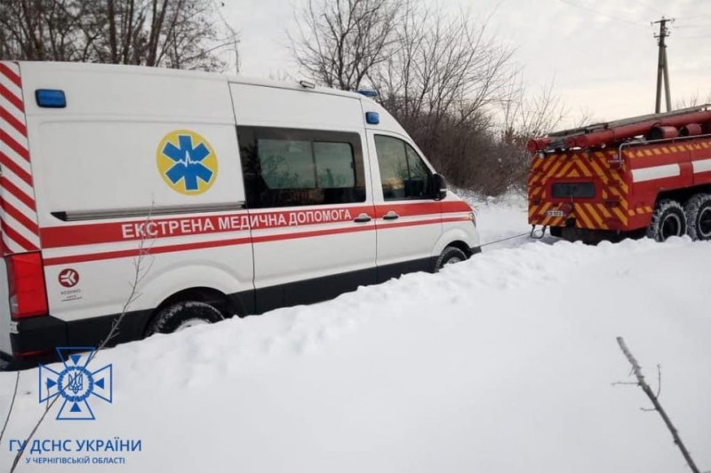 На Чернігівщині рятувальники витягнули із заметів «швидку»