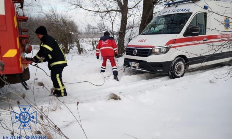 На Чернігівщині рятувальники витягнули із заметів «швидку»