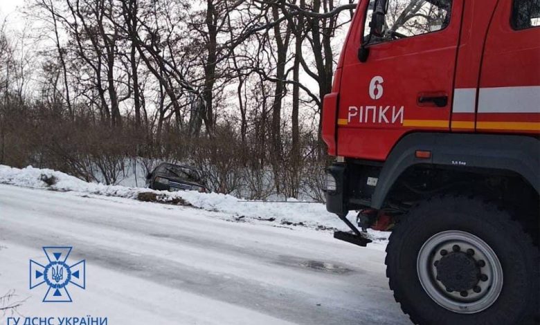 На Чернігівщині рятувальники вивільнили сім автомобілів