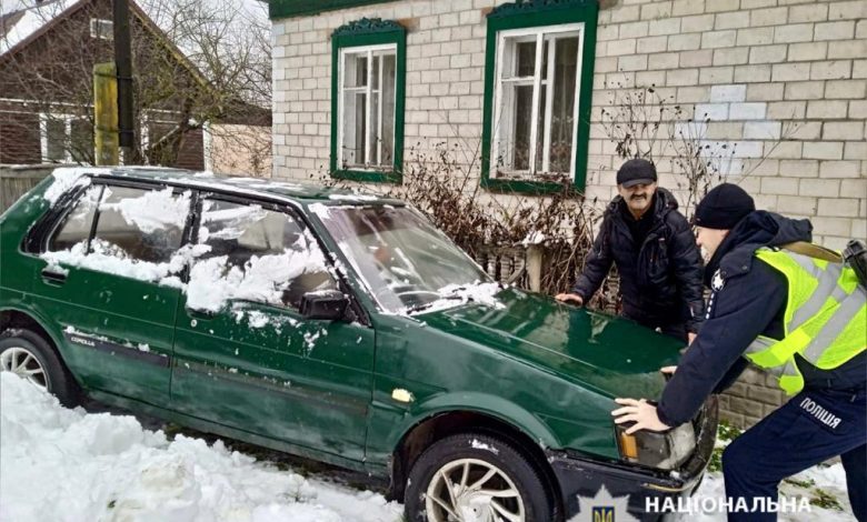 Негода на Чернігівщині: поліцейські допомагають розблокувати транспорт зі снігових заметів (Фото)