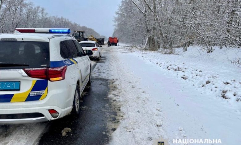 Негода на Чернігівщині: поліцейські допомагають розблокувати транспорт зі снігових заметів (Фото)