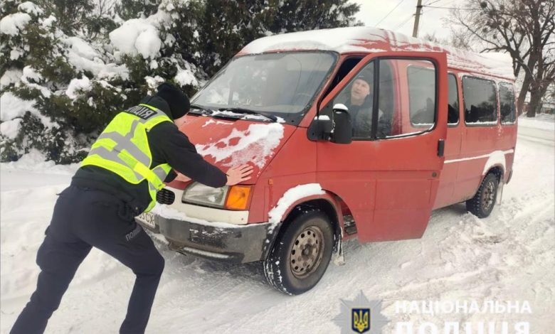 Негода на Чернігівщині: поліцейські допомагають розблокувати транспорт зі снігових заметів (Фото)