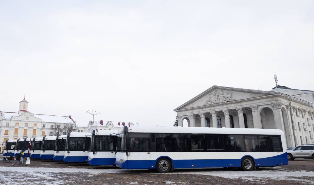 Рига передала Чернігову десять автобусів