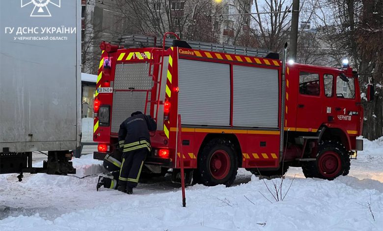 Рятувальники Чернігівщини допомагають долати наслідки негоди в області (Фото)