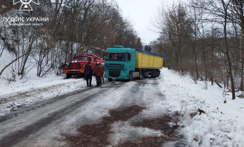 Рятувальники Чернігівщини допомагають долати наслідки негоди в області (Фото)