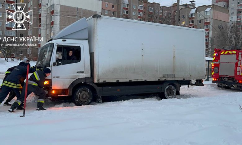 Рятувальники Чернігівщини допомагають долати наслідки негоди в області (Фото)