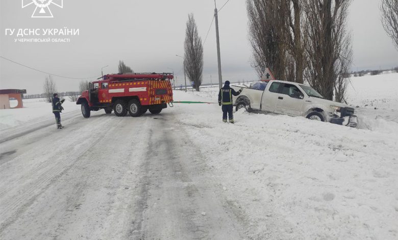 Рятувальники Чернігівщини допомагають долати наслідки негоди в області (Фото)