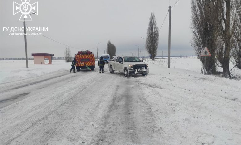Рятувальники Чернігівщини допомагають долати наслідки негоди в області (Фото)