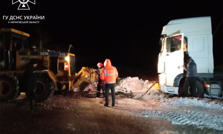 Рятувальники Чернігівщини допомагають долати наслідки негоди в області (Фото)