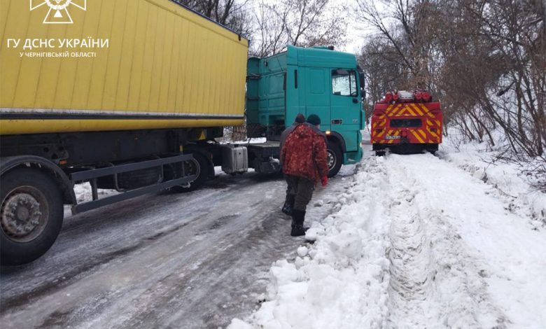 Рятувальники Чернігівщини допомагають долати наслідки негоди в області (Фото)