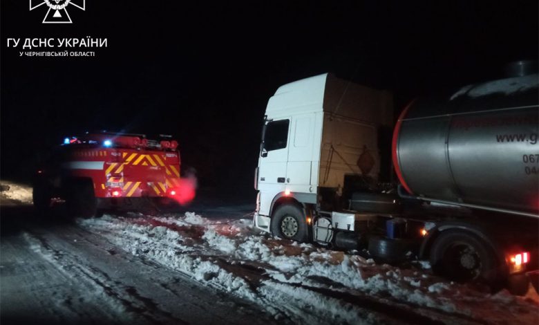 Рятувальники Чернігівщини допомагають долати наслідки негоди в області (Фото)
