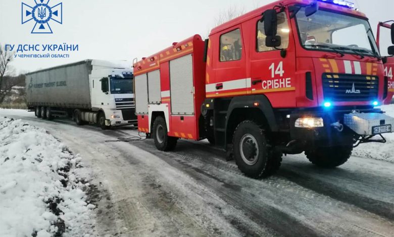 Рятувальники продовжують допомагати громадянам, які опинилися у сніжній пастці (Фото)