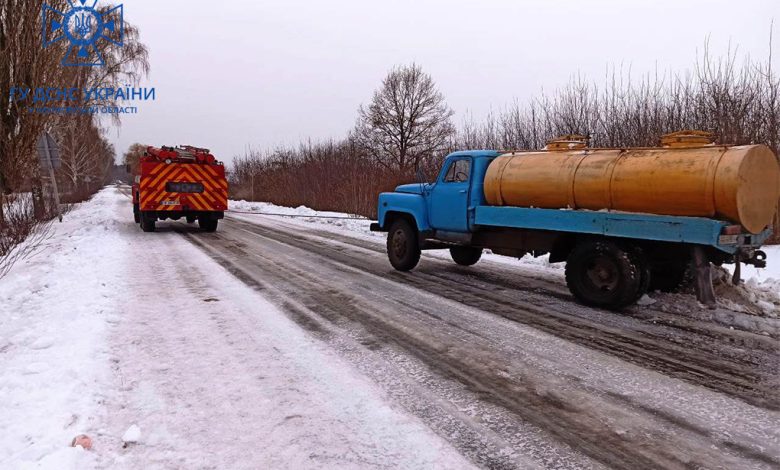 Рятувальники продовжують допомагати громадянам, які опинилися у сніжній пастці (Фото)