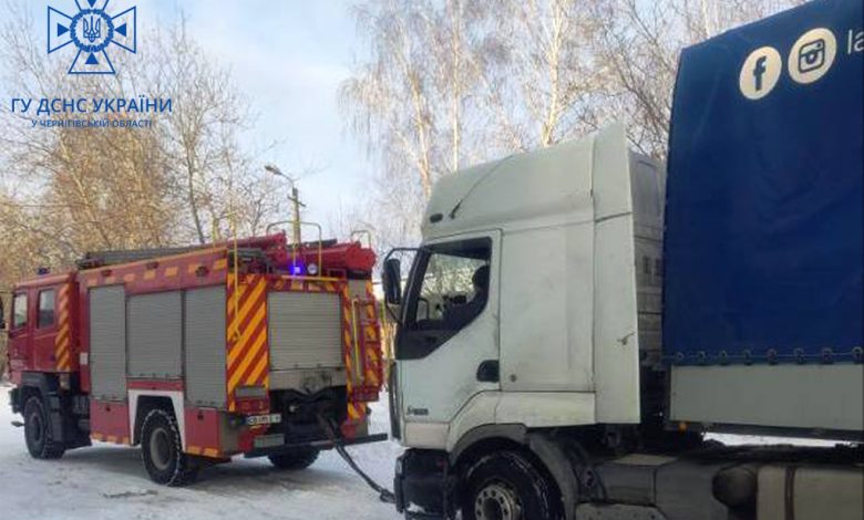 Рятувальники продовжують допомагати громадянам, які опинилися у сніжній пастці (Фото)