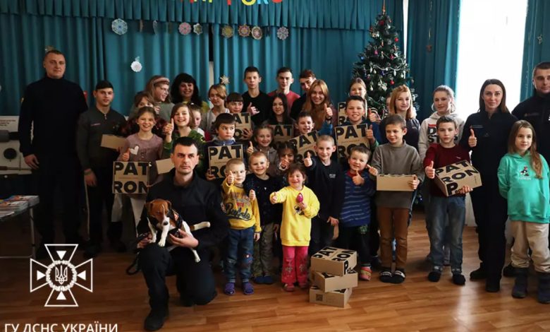 Сапер-рятувальник пес Патрон разом з надзвичайниками продовжує розповідати про правила протимінної безпеки