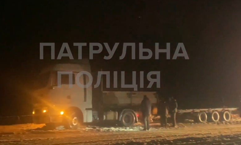 У Чернігові патрульні витягали автівки зі «снігової каші»