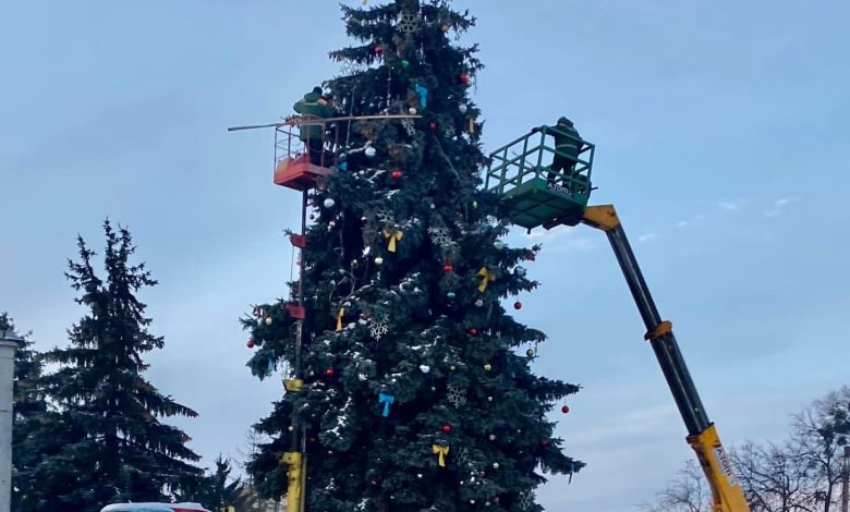 У громаді на Чернігівщині встановили новорічну ялинку (Фотофакт)