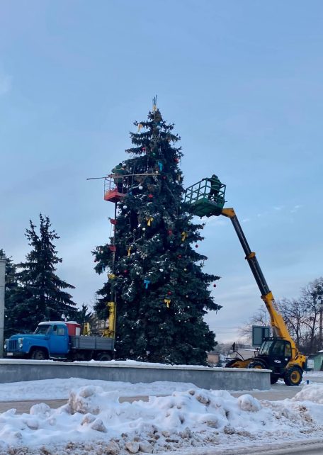 У громаді на Чернігівщині встановили новорічну ялинку (Фотофакт)