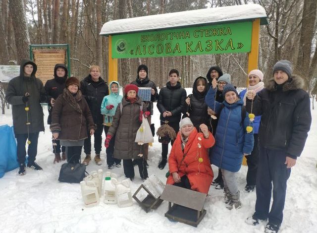 У Ялівщині розвісили годівнички для птахів