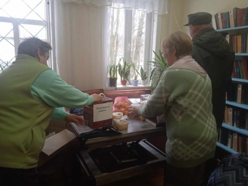 У селі на Чернігівщині встановили «Скриньку добра» і збирають подарунки військовим до Різдва