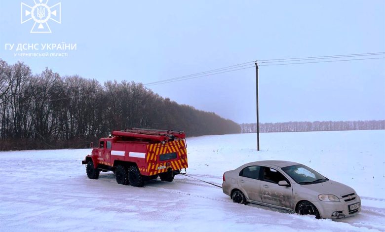 Упродовж доби рятувальники Чернігівщини вивільнили 5 автівок зі снігових заметів (Фото)