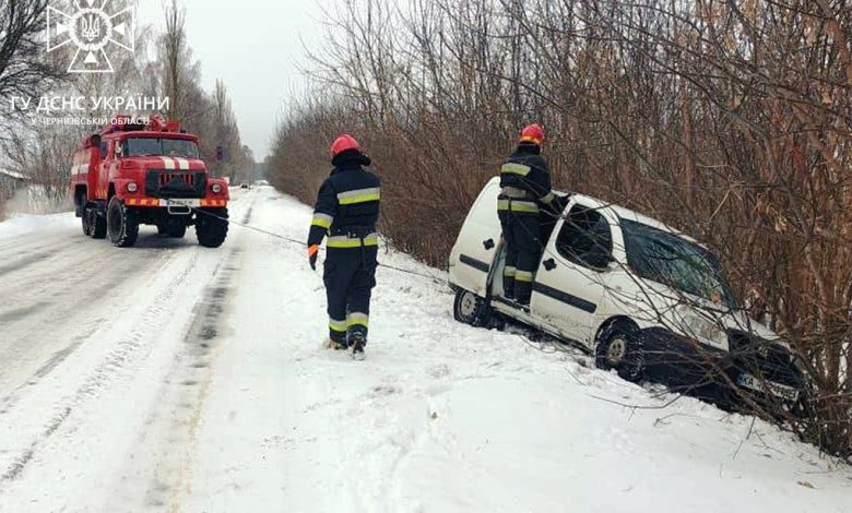 Упродовж доби рятувальники Чернігівщини вивільнили 5 автівок зі снігових заметів (Фото)