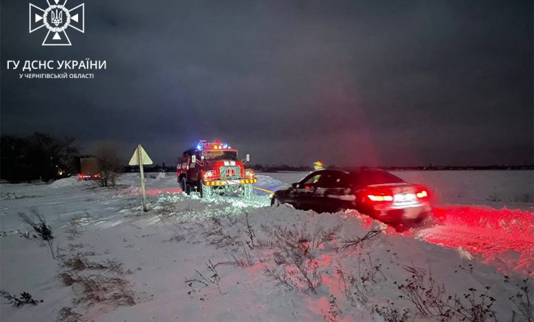 Упродовж доби рятувальники Чернігівщини вивільнили 5 автівок зі снігових заметів (Фото)