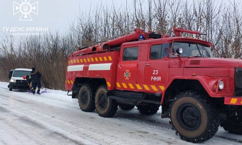 Упродовж доби рятувальники Чернігівщини вивільнили 5 автівок зі снігових заметів (Фото)
