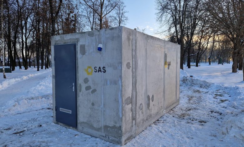 В міському парку Семенівки встановили модульне укриття для захисту від артобстрілів 