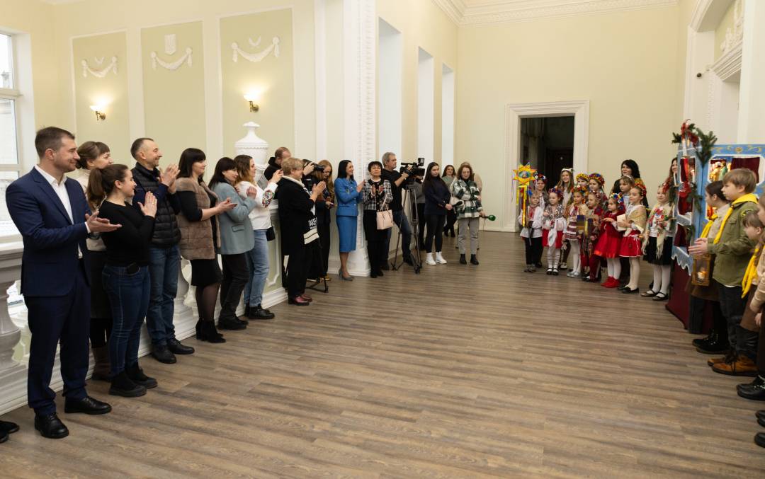 Вифлеємський вогонь миру вже в Чернігові: пластуни принесли благодатний вогонь до міської ради