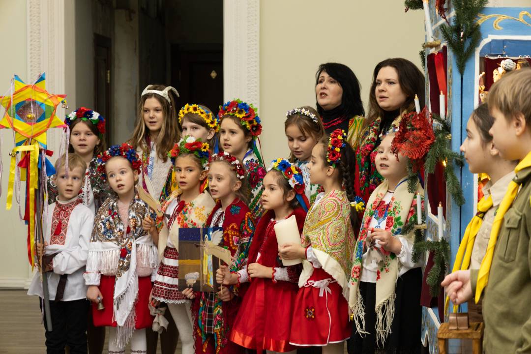 Вифлеємський вогонь миру вже в Чернігові: пластуни принесли благодатний вогонь до міської ради