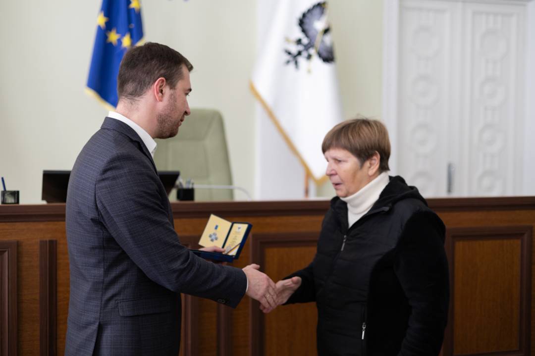Волонтерів та волонтерок нагородили почесною відзнакою «За оборону Чернігова»