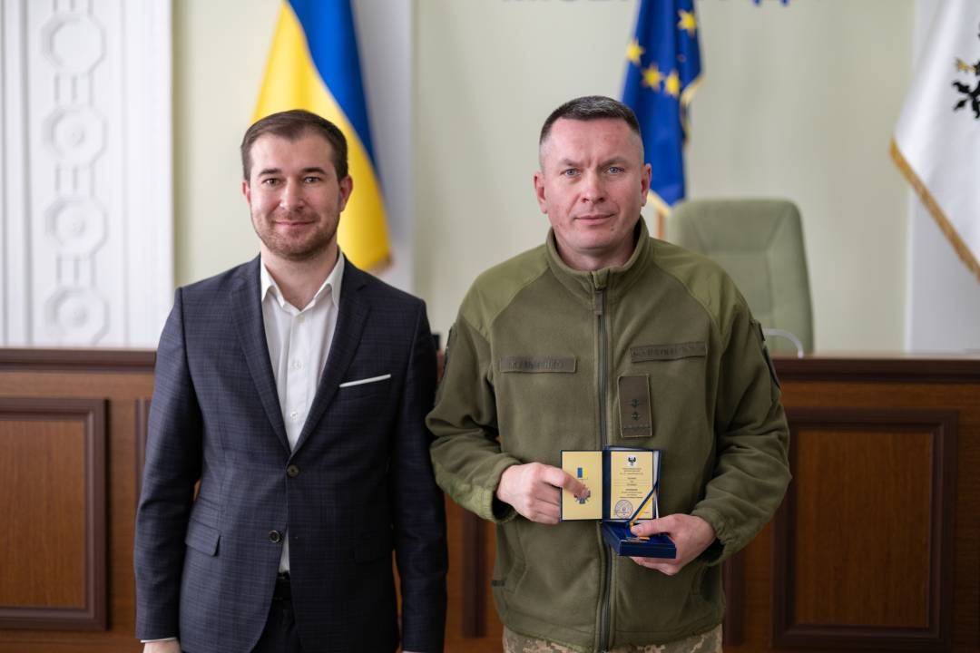 Вручення відзнак «За оборону Чернігова» з нагоди Дня Збройних Сил України