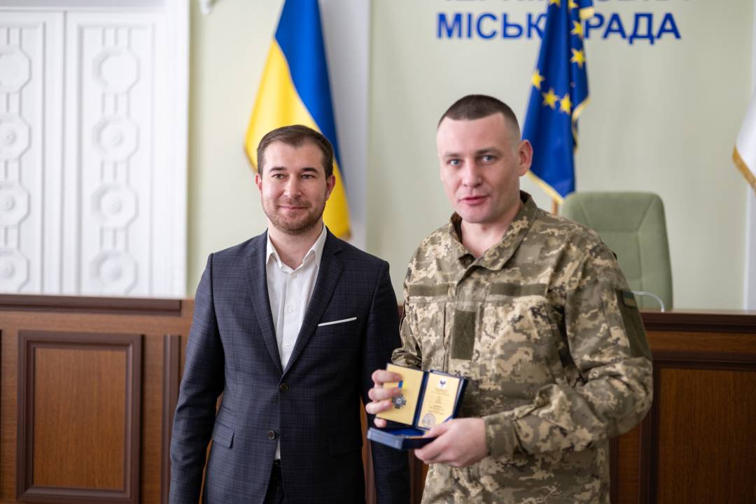 Вручення відзнак «За оборону Чернігова» з нагоди Дня Збройних Сил України