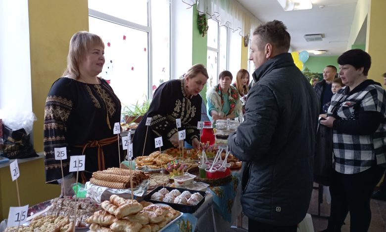 Зібрали більше 100 тисяч: у громаді на Чернігівщині провели благодійний ярмарок (Фото)
