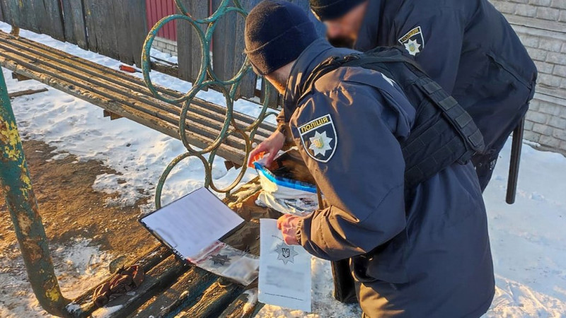 Незареєстрована зброя, набої, наркотики: поліція зупинила авто жителя Ічнянської громади