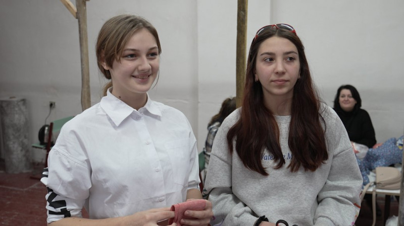 Шиють подушки та планують відшивати білизну для військових: у селі на Чернігівщині облаштували перший швацький цех