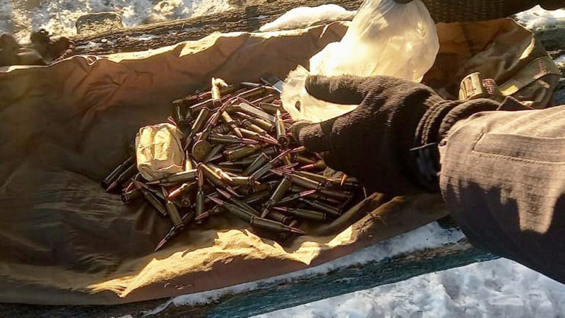 Незареєстрована зброя, набої, наркотики: поліція зупинила авто жителя Ічнянської громади