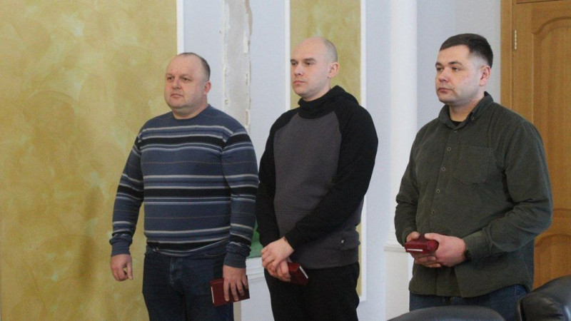 У Чернігові орденами та медаллю нагородили трьох військових та передали державні нагороди родинам загиблих