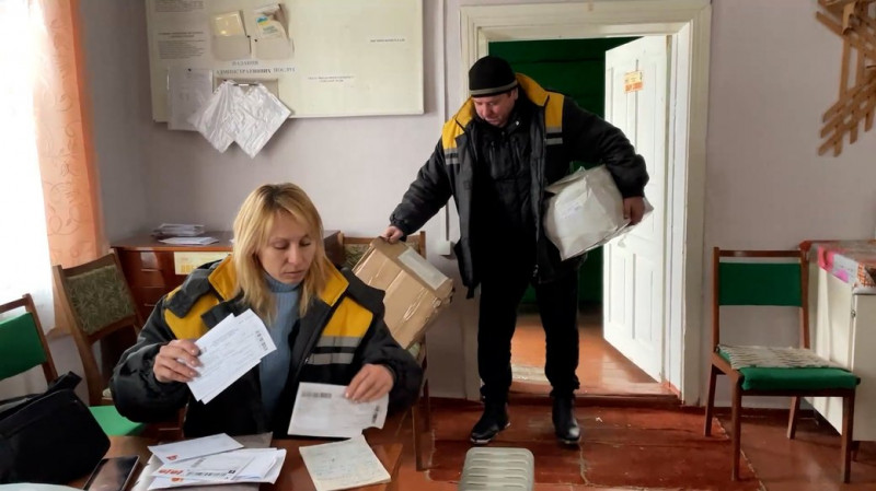Роздають пенсії під обстрілами: як на Чернігівщині працює пересувне відділення пошти на кордоні з Росією