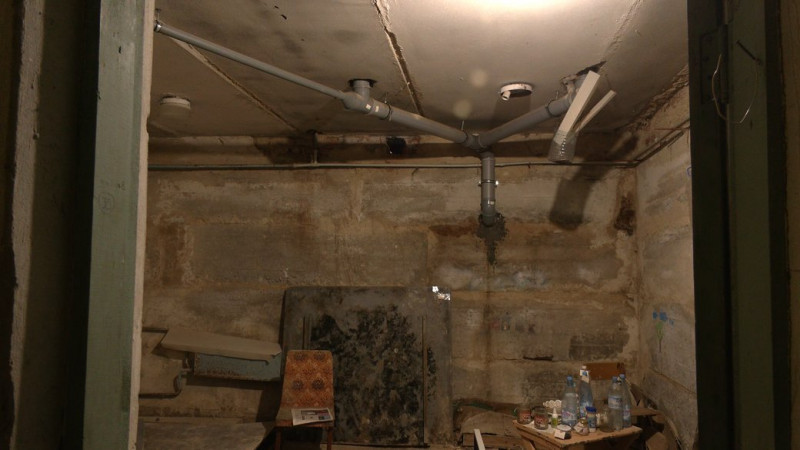 Від меблів до цвяхів: у підвалі школи в Ягідному співробітники Чернігівського історичного музею фіксують артефакти