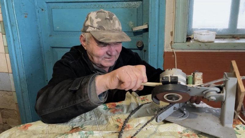 Власноруч зібрав і встановив вітряки: як господарює енергонезалежний пенсіонер з Борзни