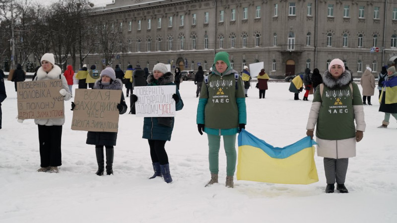 689 днів полону: у Чернігові родини нацгвардійців з ЧАЕС провели акцію