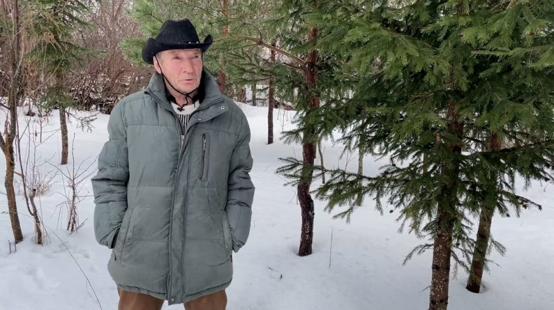 У прикордонному селі на Чернігівщині переселенець розмалював у національні кольори паркани, зупинку та іграшки