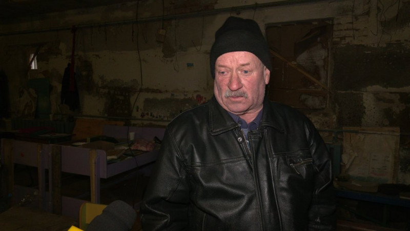 Від меблів до цвяхів: у підвалі школи в Ягідному співробітники Чернігівського історичного музею фіксують артефакти