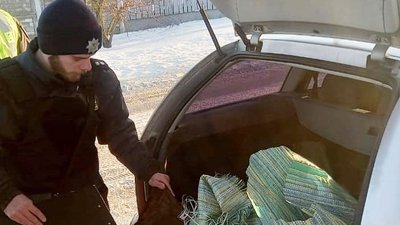 Незареєстрована зброя, набої, наркотики: поліція зупинила авто жителя Ічнянської громади