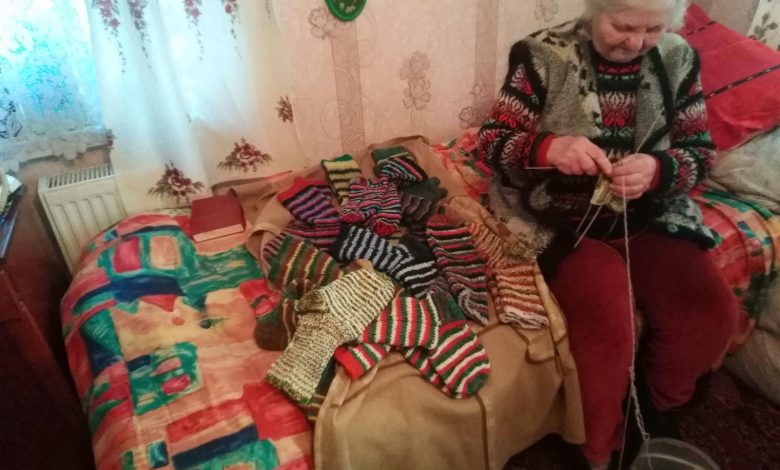 89-річна ніжинка вʼяже шкарпетки для захисників