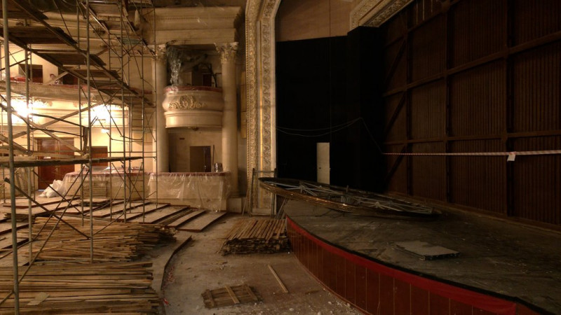 У Чернігові готують до відкриття пошкоджену ракетним ударом головну глядацьку залу драмтеатру