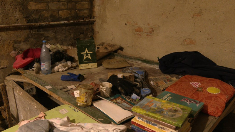 Від меблів до цвяхів: у підвалі школи в Ягідному співробітники Чернігівського історичного музею фіксують артефакти