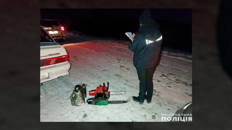 На Чернігівщині поліцейські виявили вантажівку зі зрубаною деревиною та трьох підозрюваних у рубці